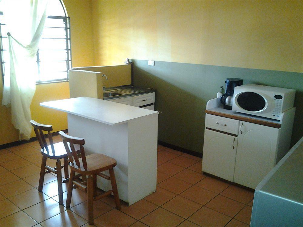 Cabinas Madeleine Puntarenas Eksteriør bilde