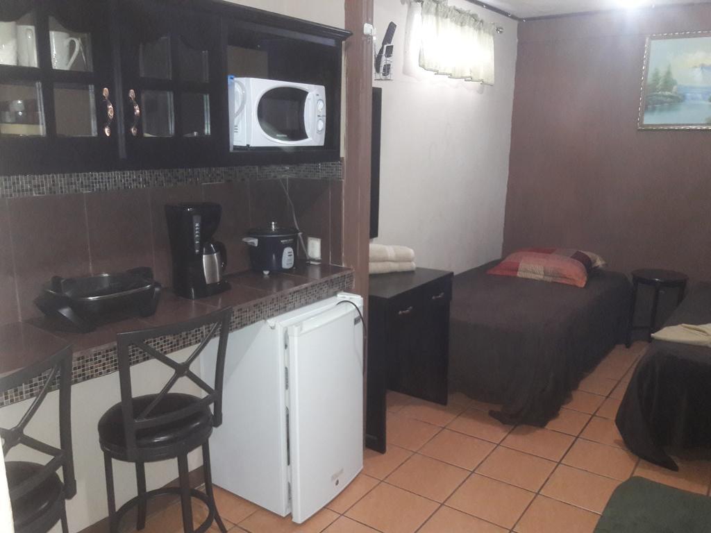 Cabinas Madeleine Puntarenas Eksteriør bilde