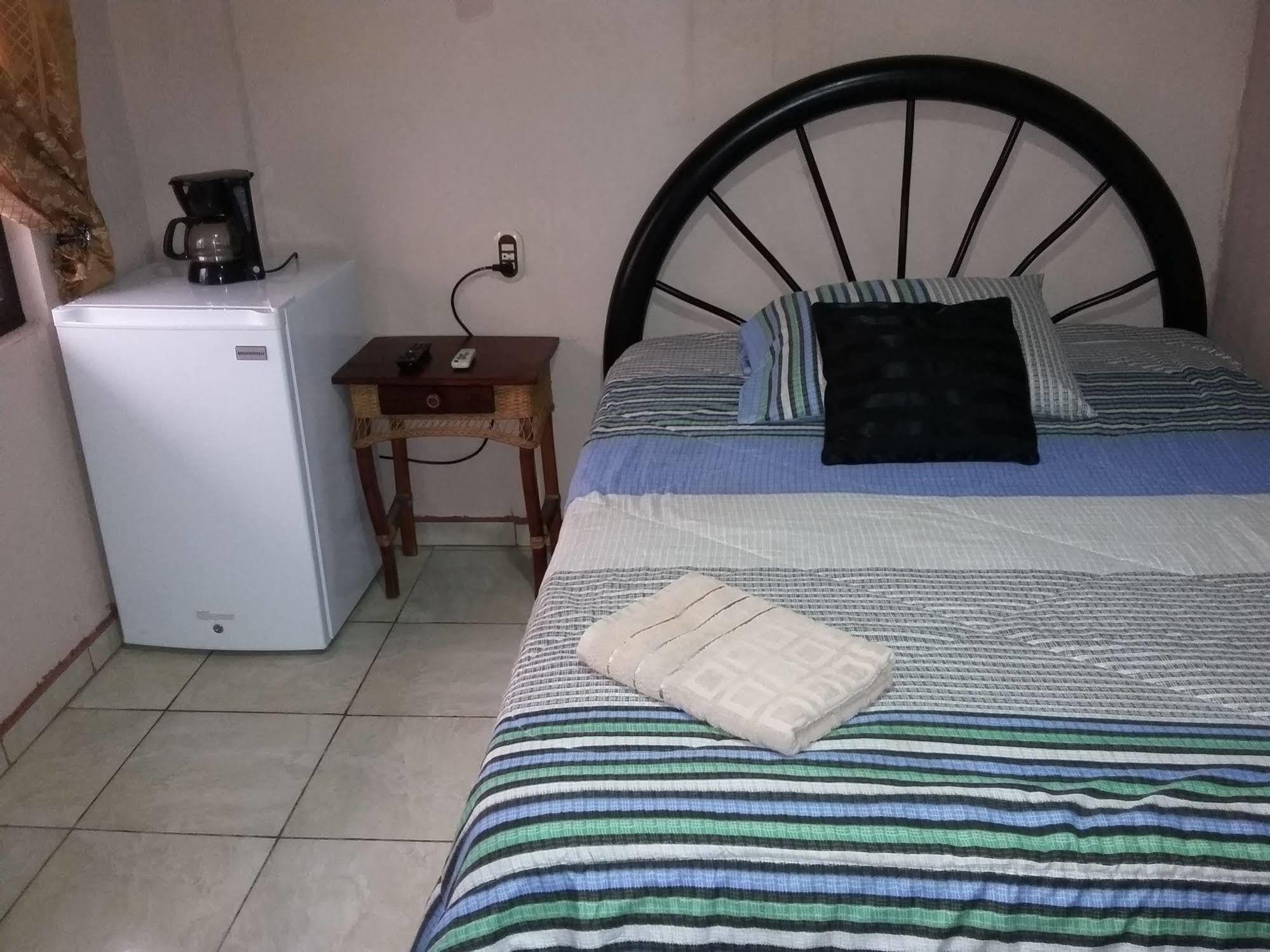 Cabinas Madeleine Puntarenas Eksteriør bilde