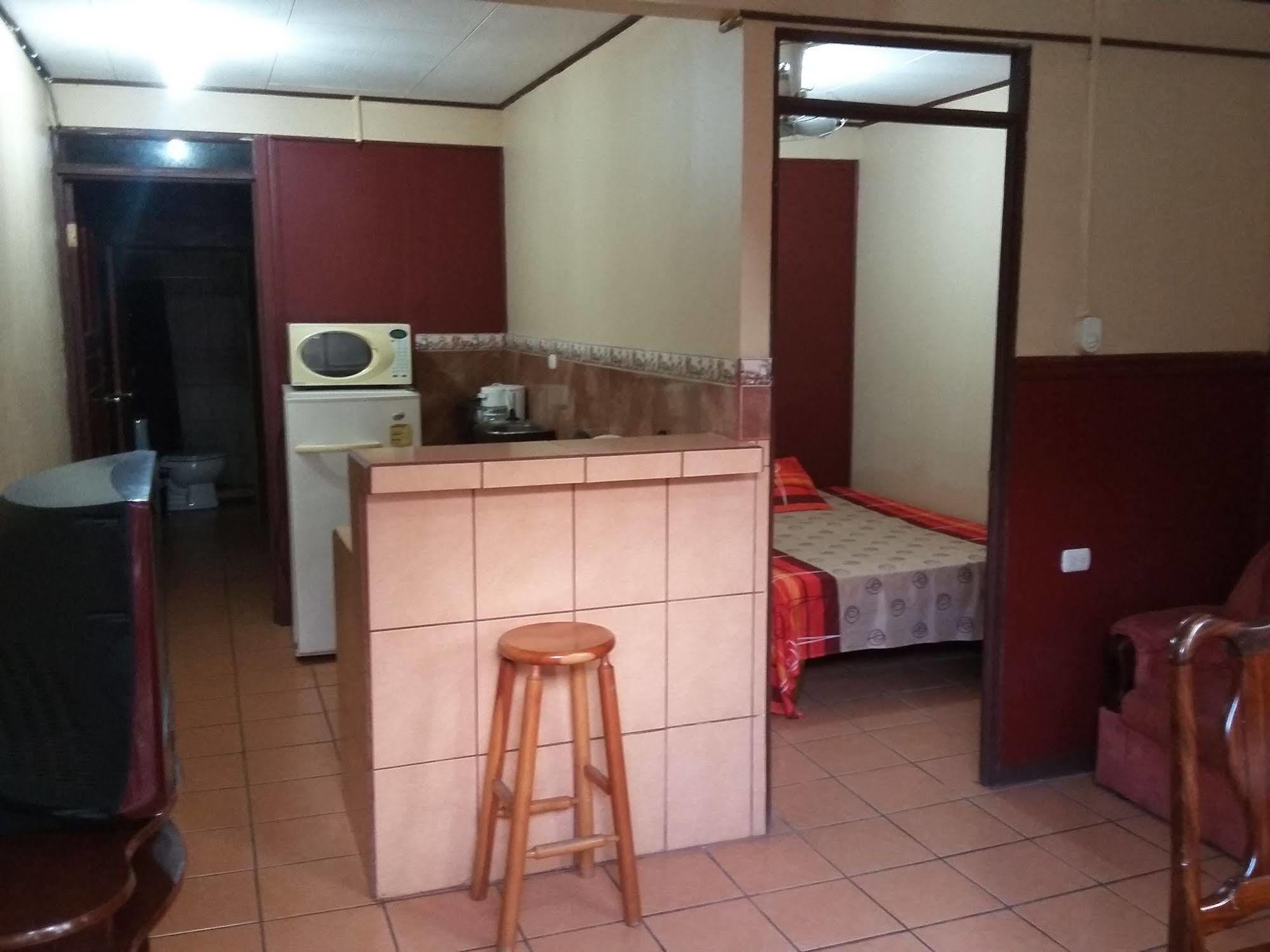 Cabinas Madeleine Puntarenas Eksteriør bilde