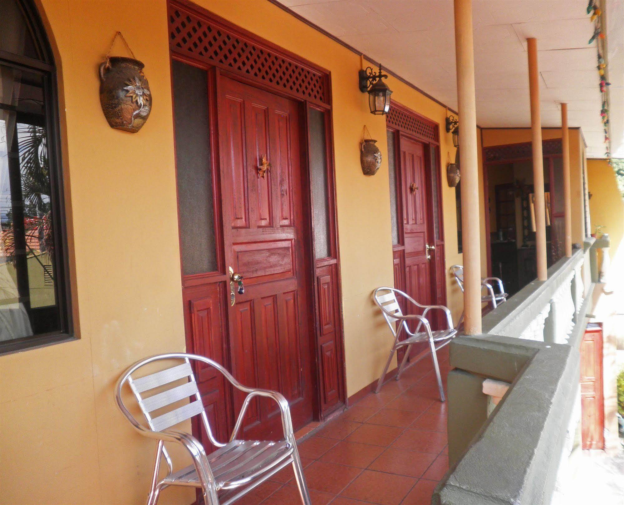 Cabinas Madeleine Puntarenas Eksteriør bilde