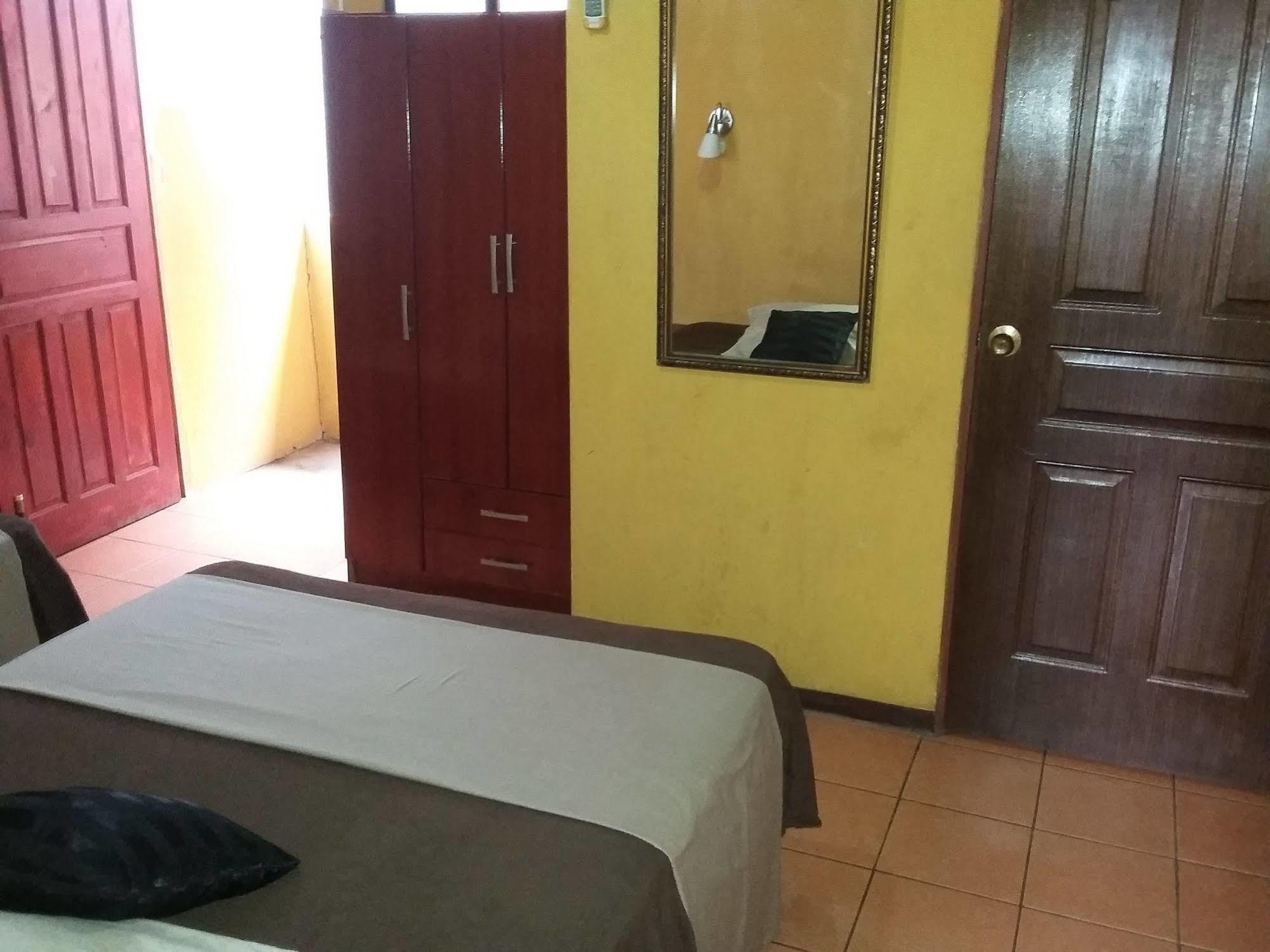 Cabinas Madeleine Puntarenas Eksteriør bilde